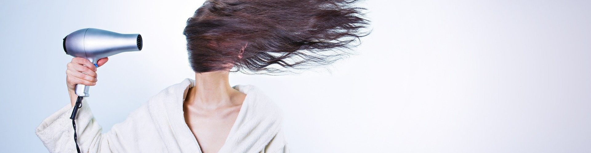Kvinde med hårtørrer